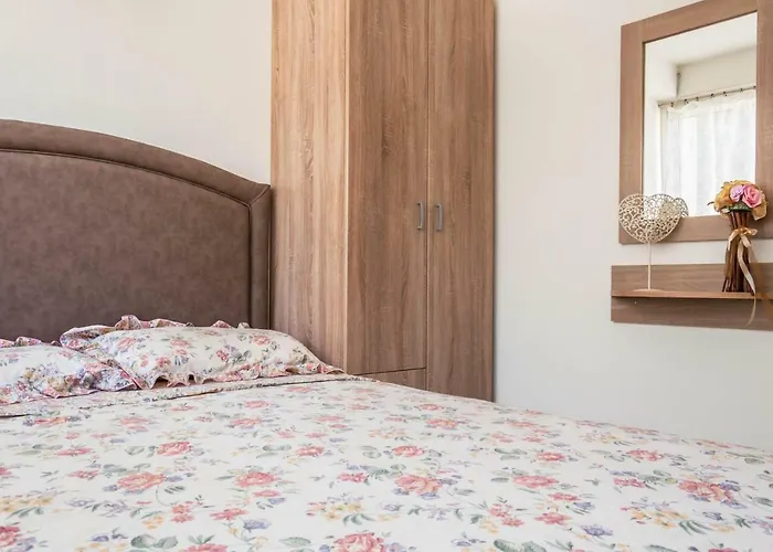 Jane * Hriszí Aktí Haniá